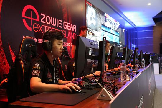 更加仔细地 更加仔细地