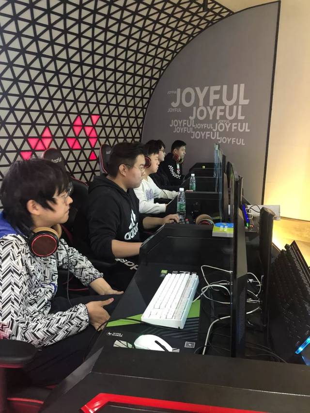 何圍繞這位 何圍繞這位